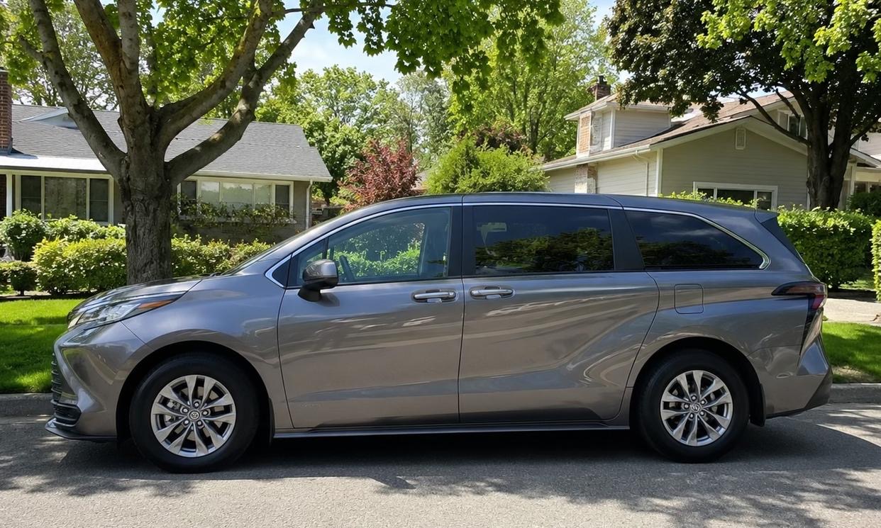 Toyota Sienna — Side profile